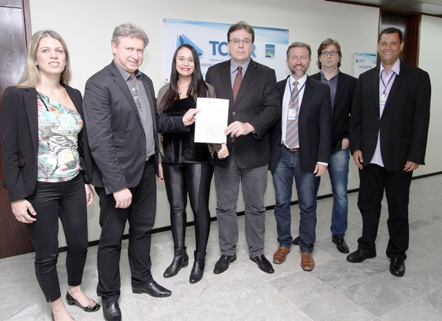 O coordenador-geral de Fiscalização do TCE-PR, Mauro Munhoz (segundo da esquerda para a direita), recebe a Declaração de Garantia de Qualidade da Atricon. Foto: Wagner Araújo/Divulgação TCE-PR