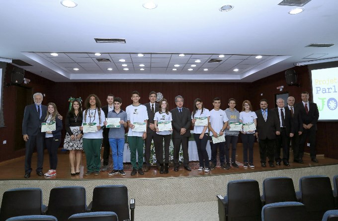 Diplomação dos nove vereadores mirins eleitos pelos colegas do Colégio Sesi Boqueirão, de Curitiba, realizada na sede do TRE do Paraná. Foto: Wagner Araújo/Divulgação TCE-PR