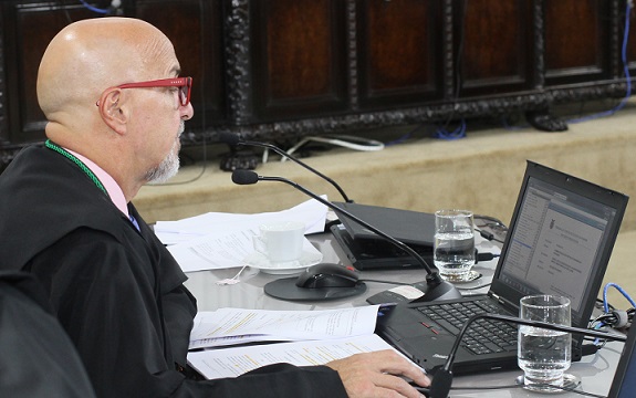 O conselheiro Fernando Guimarães relata processo da Segunda Câmara de Julgamentos do TCE-PR em 2016. Foto: Wagner Araújo/Divulgação TCE-PR