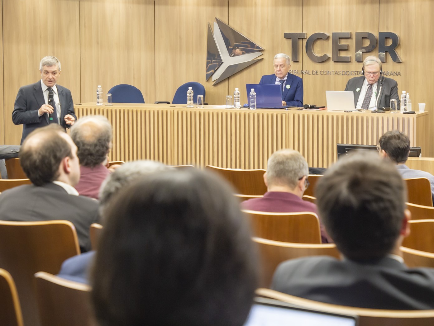 O conselheiro do TCE-AP Reginaldo Parnow Ennes fala durante Workshop de Tecnologia da Informação relativo ao Termo de Acordo de Assistência Técnica firmado entre o Instituto Rui Barbosa (IRB) e a Agência de Comércio e Desenvolvimento dos Estados Unidos (USTDA) realizado no auditório do TCE-PR.