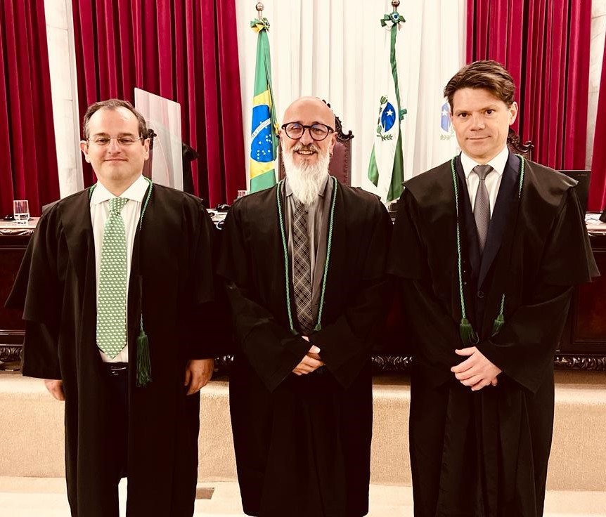 O conselheiro Fernando Guimarães, eleito presidente do TCE-PR para o biênio 2023-2024, entre o vice-presidente, conselheiro Ivens Linhares (direita) e o corregedor-geral, conselheiro Ivan Bonilha. Foto: Edilson Peruceli/TCE-PR