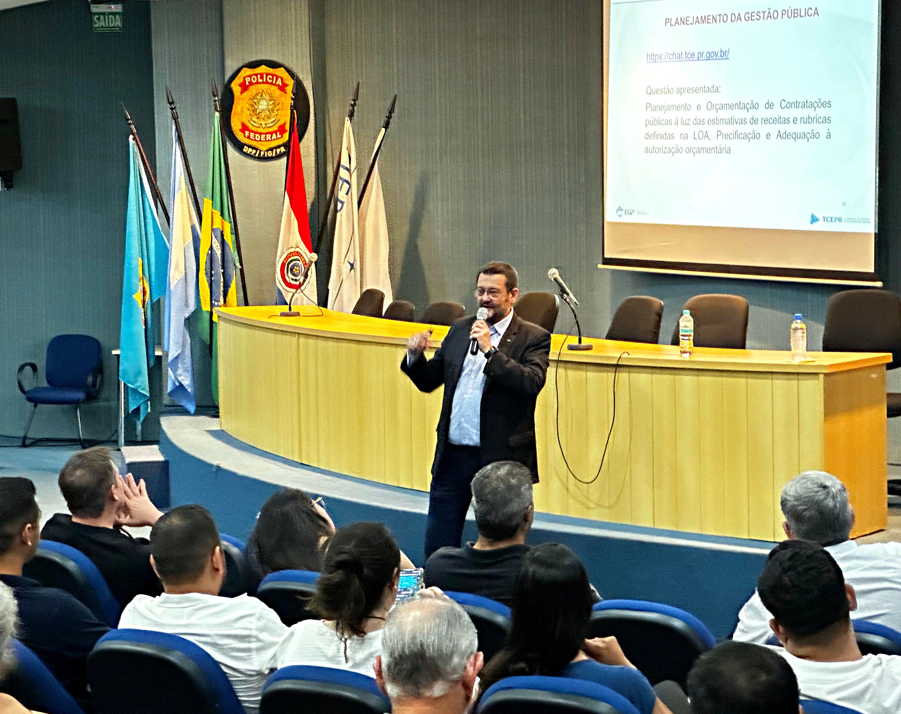 O auditor de controle externo Márcio Assumpção, em palestra na oficina sobre oficina sobre Orçamentação Pública, Lei Orçamentária Anual e Receitas Municipais, realizada em Foz do Iguaçu. Foto: Marcelo Lancia/TCE-PR