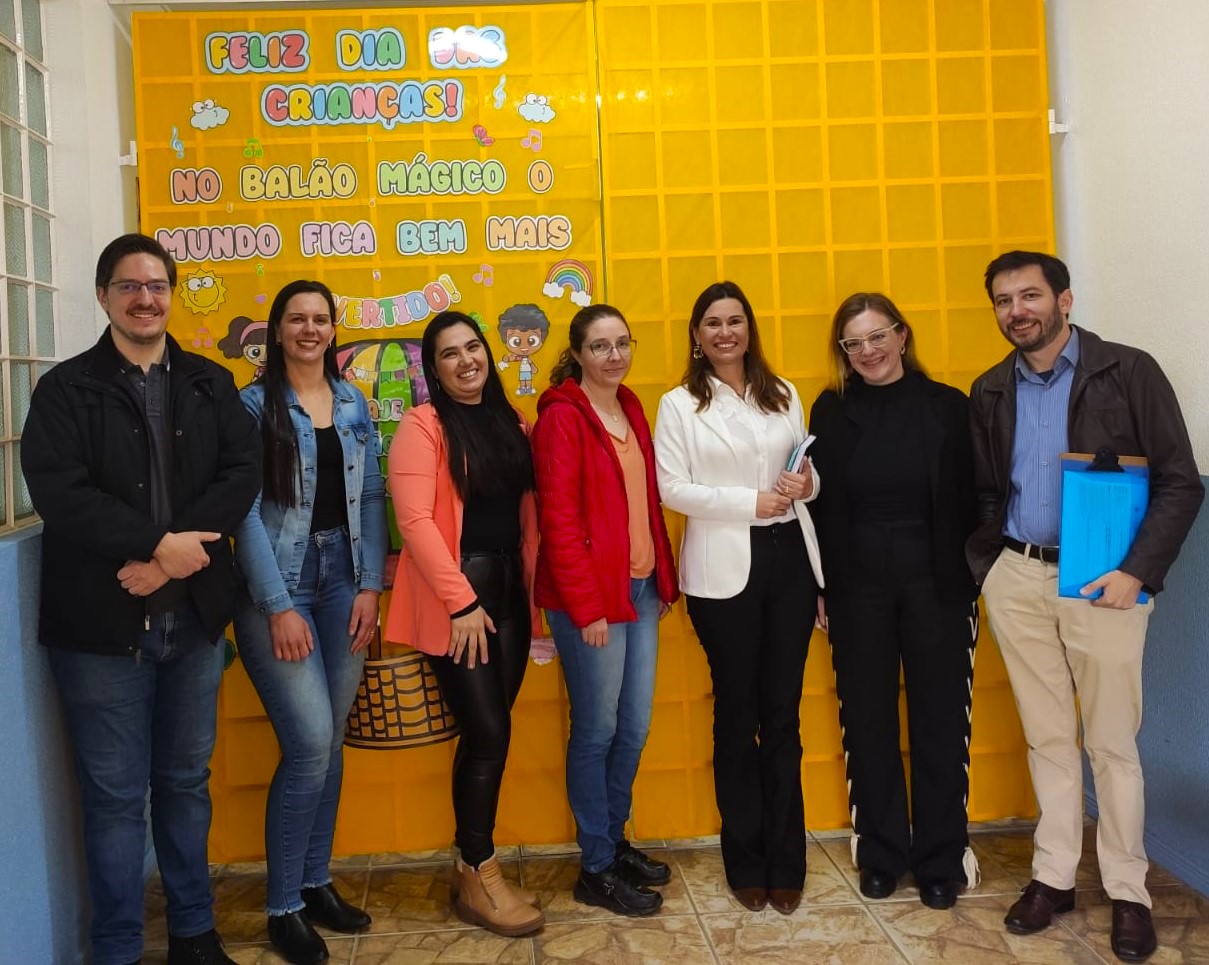 Servidores do TCE-PR e gestoras da Escola Municipal Rural Nossa Senhora do Rocio, em Mandirituba (Região Metropolitana de Curitiba), durante auditoria na área da Educação. Foto: TCE-PR/Divulgação
