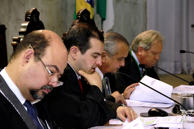 O conselheiro Ivan Bonilha (segundo da esquerda para a direita), relator do processo, durante sessão do Tribunal Pleno