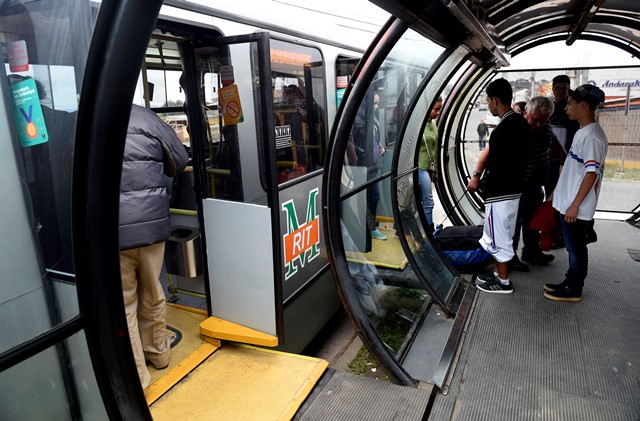 Ônibus da rede integrada, gerenciada pela Coordenação da Região Metropolitana de Curitiba (Comec) Foto: Ricardo Almeida/Agência Estadual de Notícias