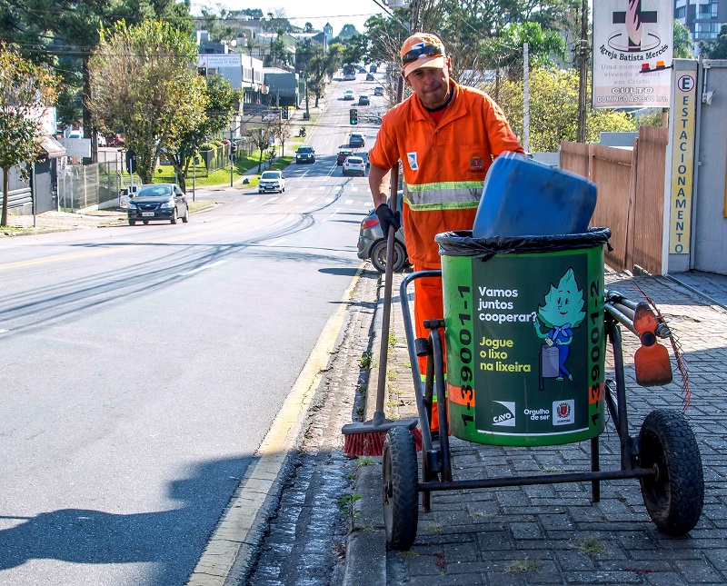 Varrição de rua em Curitiba, trabalho que integra o serviço de limpeza urbana. Foto: Prefeitura de Curitiba/Divulgação