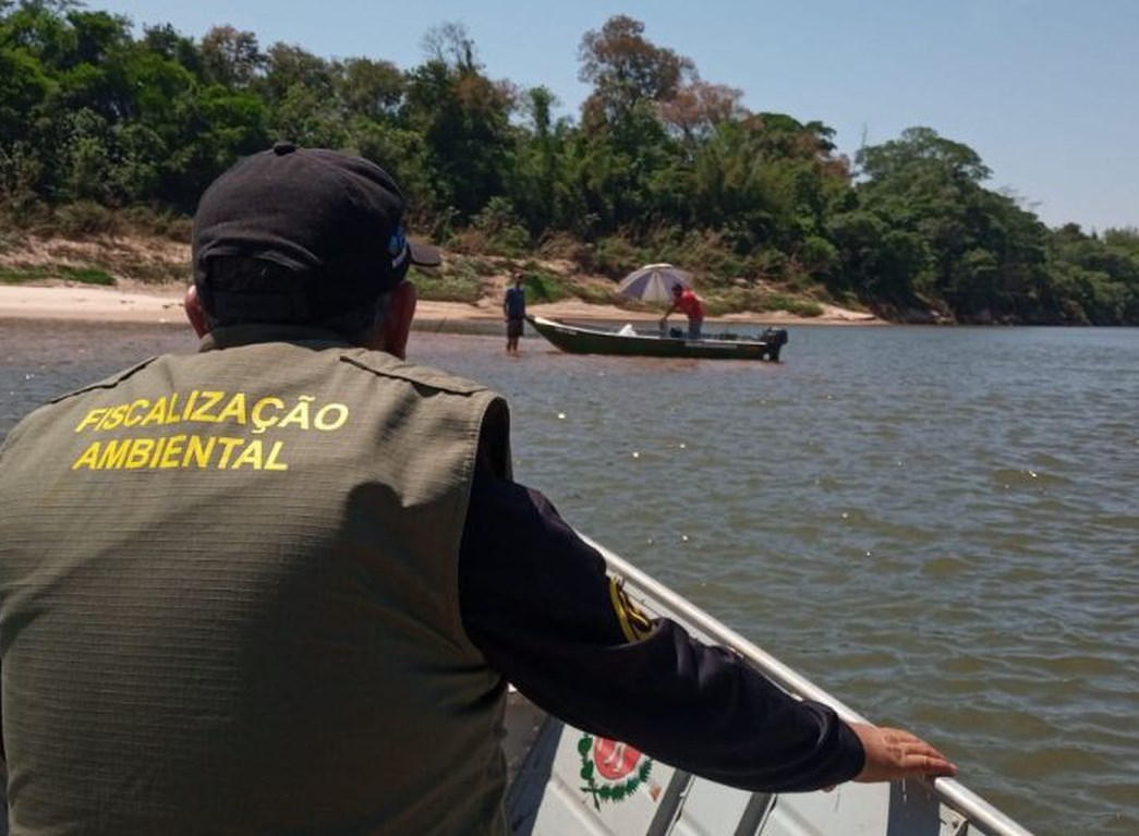 Servidor do Instituto Água e Terra (IAT) em trabalho de fiscalização da pesca irregular durante o período da piracema no Rio Paraná. Foto: Divulgação
