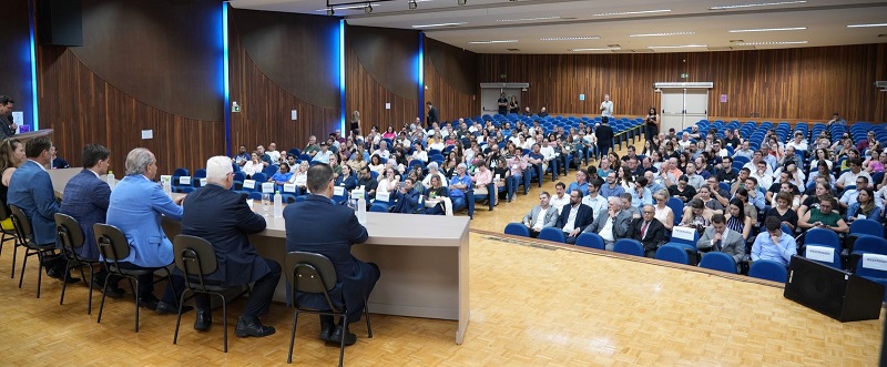 Abertura do evento de capacitação sobre o início de mandato dos prefeitos paranaenses, realizado em Cascavel pelo Tribunal de Contas do Estado do Paraná (TCE-PR), nos dias 13 e 14 de março. Foto: Marcelo Lancia/TCE-PR