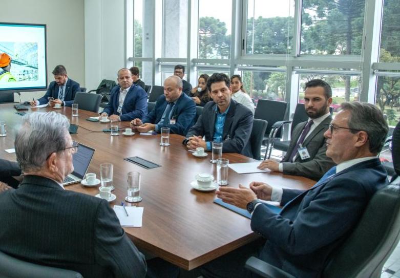 O auditor de controle externo Felipe Castro Garcia (de gravata roxa), gerente de Obras Paralisadas da Coordenadoria de Obras Públicas (COP), representa o TCE-PR no projeto Acelera Paraná, que busca a identificação e a retomada de obras públicas paralisadas. Foto: TJ-PR/Divulgação