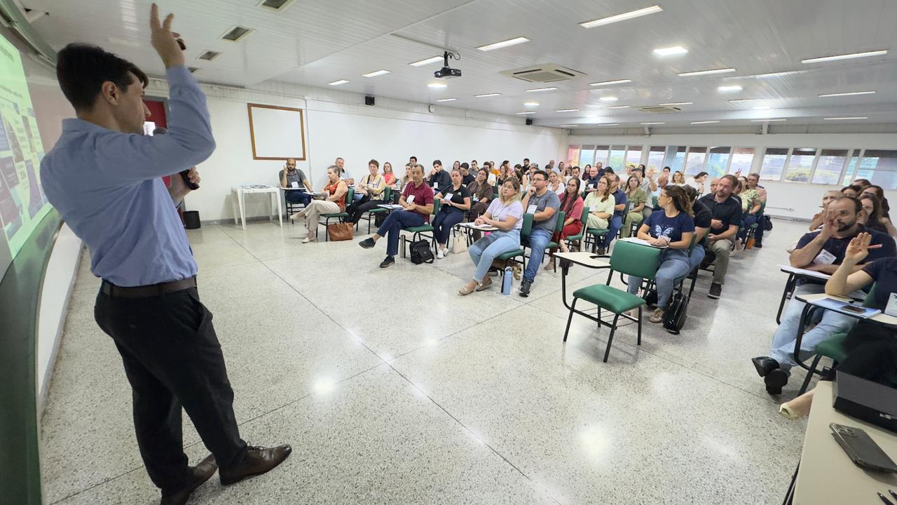 O servidor do TCE-PR Robson Fernandes Soares ministra oficina durante evento do Progov em Toledo no dia 4 de março