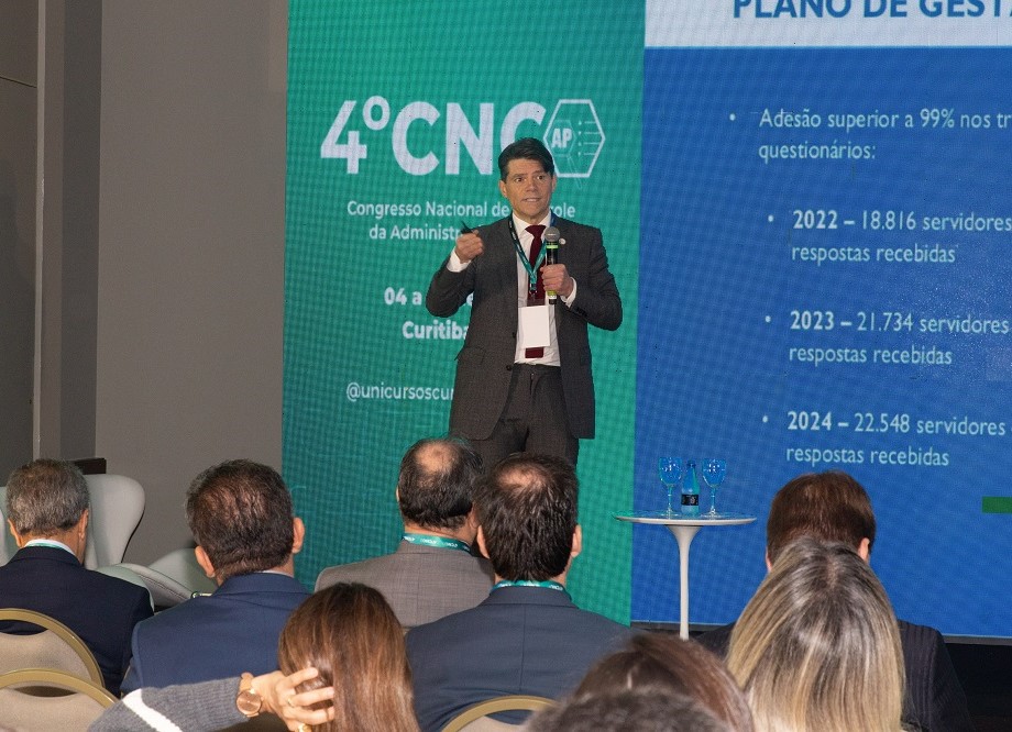 O presidente do Tribunal de Contas do Estado do Paraná (TCE-PR), conselheiro Ivens Linhares, profere a conferência de abertura do 4º Congresso Nacional de Controle da Administração Pública (CNC), realizada em Curitiba, nesta quarta-feira (4 de junho)