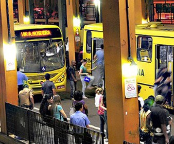Ônibus no Terminal Central de transporte coletivo de Londrina, segundo município mais populoso do Paraná. Foto: Divulgação