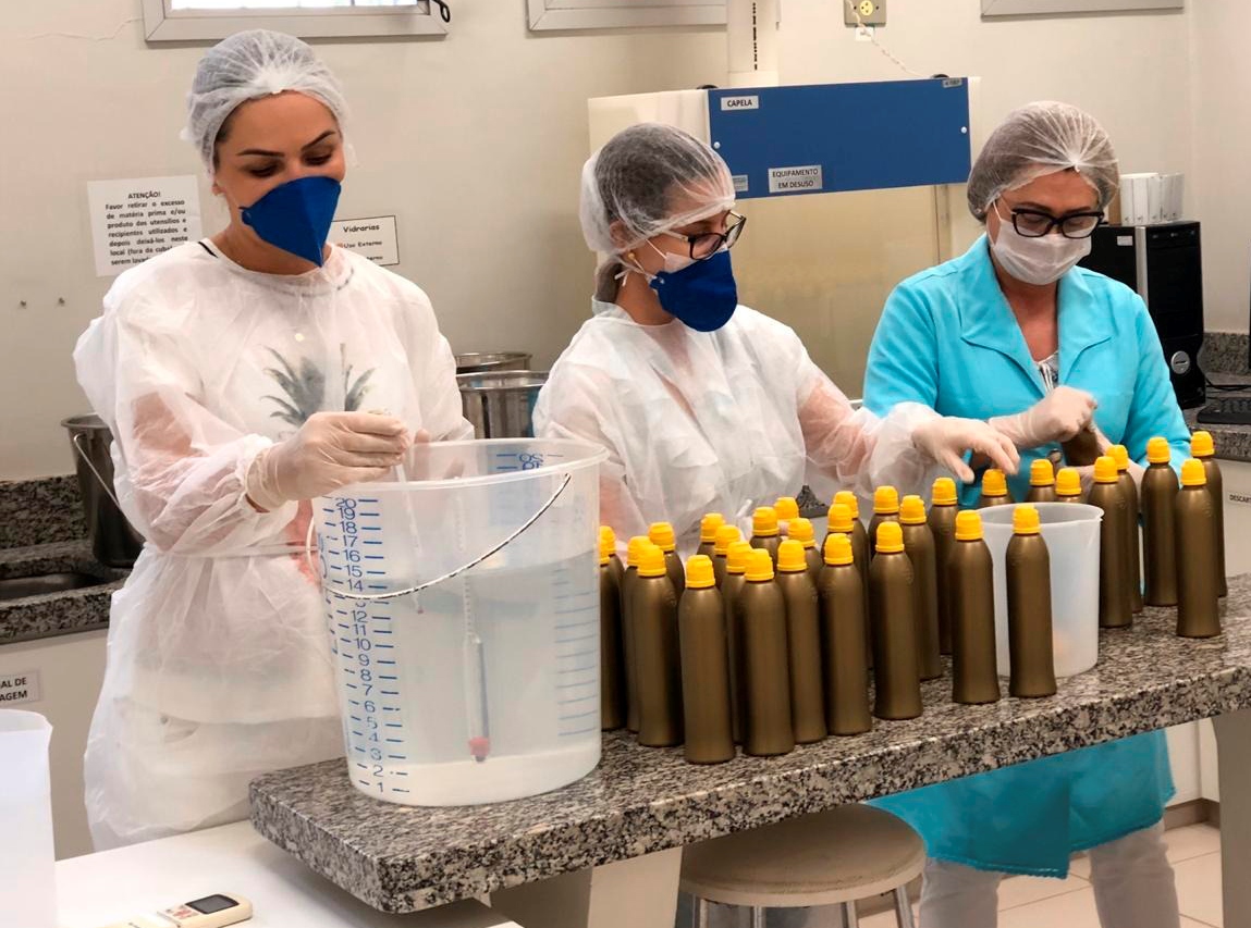 Na farmácia de manipulação, servidoras da Universidade Estadual de Maringá (UEM) produzem álcool 70%, utilizado na prevenção ao novo coronavírus (Covid-19). Foto: Fundação Araucária/Divulgação