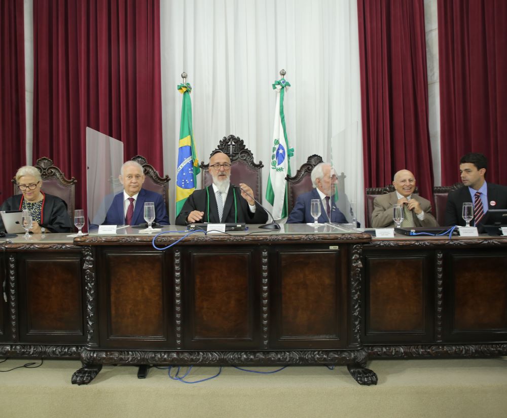 Mesa de autoridades na solenidade de posse de Augustinho Zucchi como conselheiro do TCE-PR. Foto: Divulgação/TCE-PR