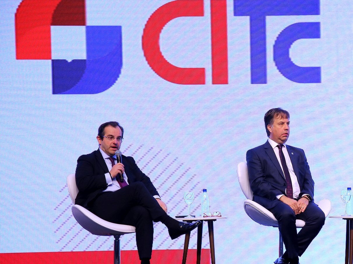 Os presidentes do IRB, conselheiro Ivan Bonilha (à esquerda), e da Atricon, conselheiro Fabio Nogueira, em debate no 1º Congresso Internacional dos Tribunais de Contas (CITC), realizado em novembro de 2019, em Foz do Iguaçu. Foto: Wagner Nogueira/Divulgação TCE-PR