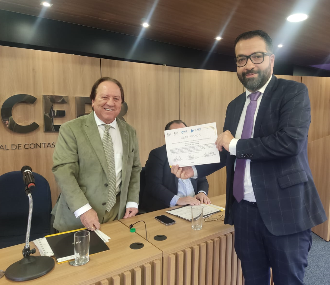 o conselheiro Nestor Baptista, criador da Escola de Gestão Pública do TCE-PR, entrega certificado de conclusão de MBA a seu diretor de Gabinete, Wilson de Lima Júnior. Foto: Edilson Peruceli/Divulgação TCE-PR