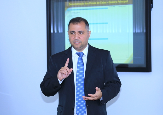 O analista de controle Leandro Menezes realiza oficina sobre Demonstrações Contábeis, durante a 1ª Semana da Contabilidade Pública do TCE-PR. Foto: Wagner Araújo/Divulgação TCE-PR