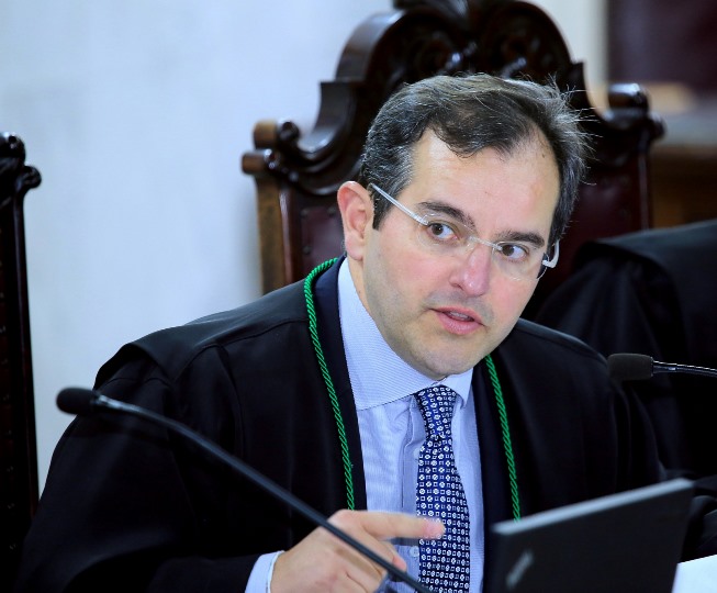 O conselheiro Ivan Bonilha relata processo em sessão do Pleno do TCE-PR. Foto: Wagner Araújo/Divulgação TCE-PR