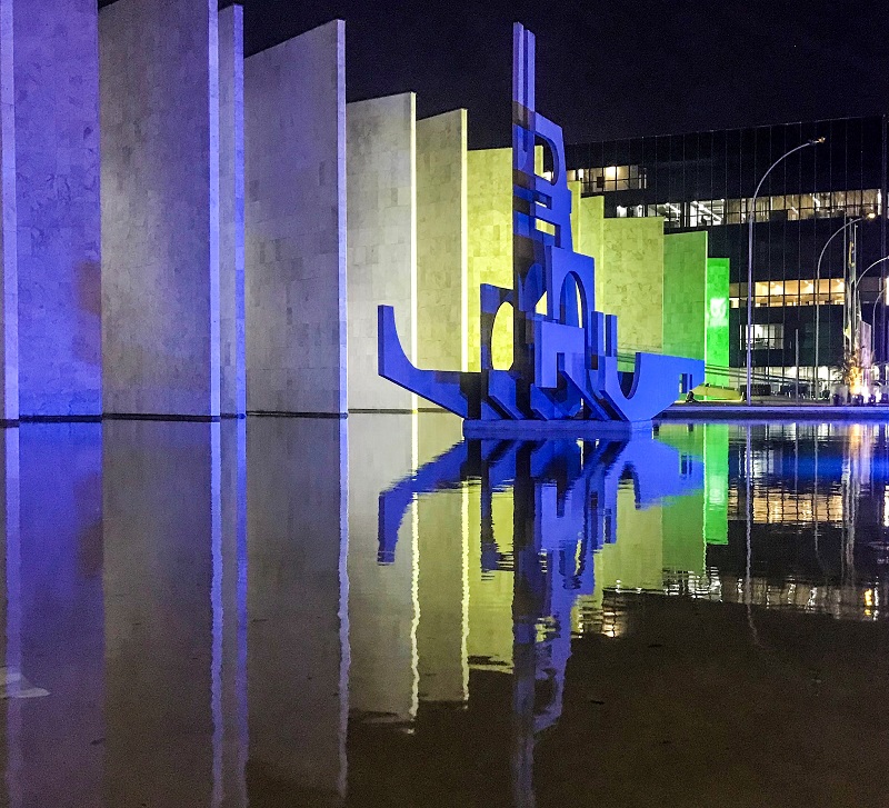 Vista noturna do Edifício-Sede do TCE-PR, localizado no bairro Centro Cívico, em Curitiba. Foto: Mauro Beghetto Penteado/TCE-PR