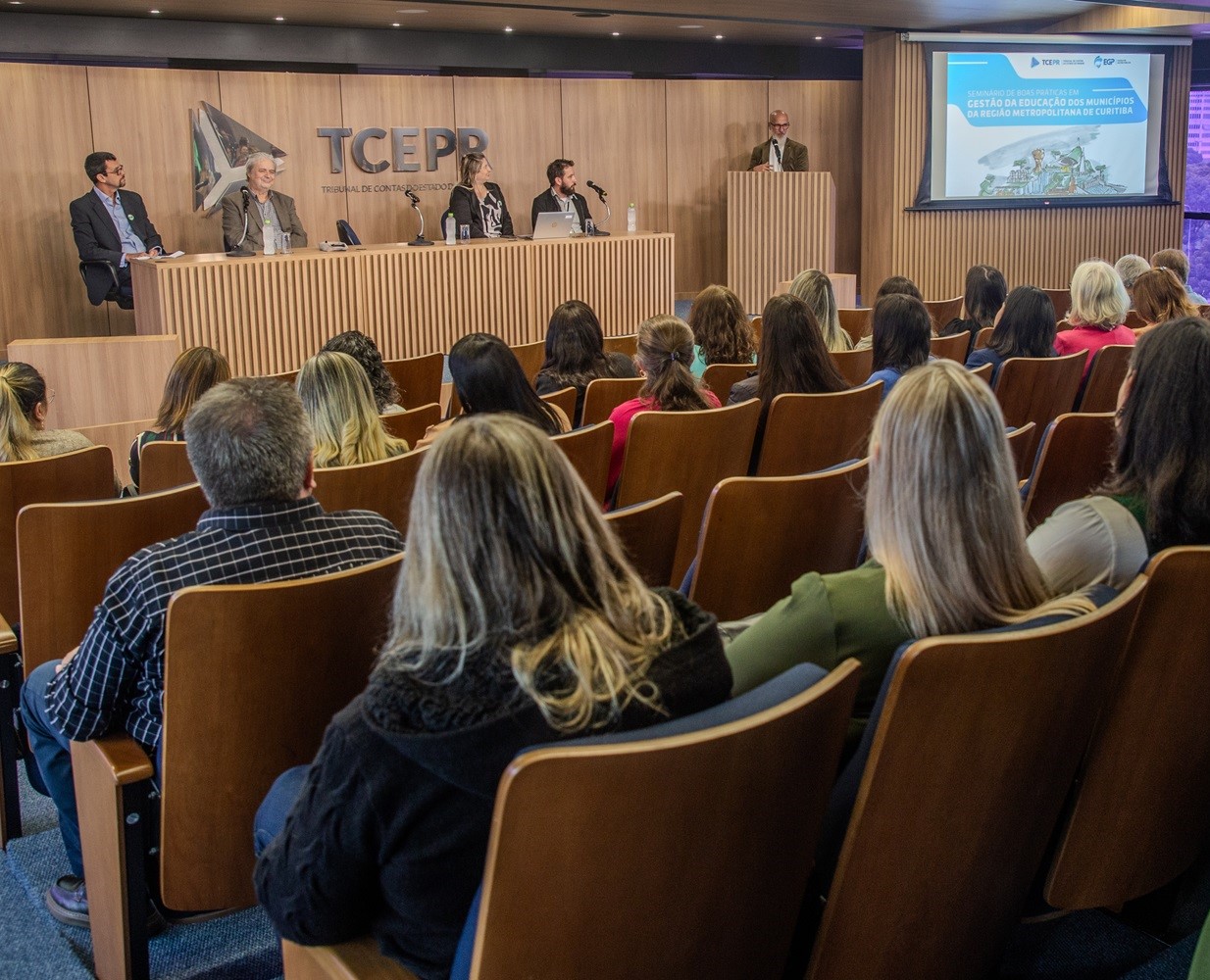 O presidente do Tribunal de Contas do Estado do Paraná (TCE-PR), conselheiro Fernando Guimarães, fala na abertura do Seminário de Boas Práticas em Gestão da Educação dos Municípios da Região Metropolitana de Curitiba, evento promovido no auditório do Tribunal nesta terça-feira (10 de dezembro.