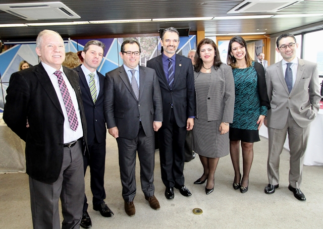 O procurador Elizeu Moraes Corrêa (e), o procurador-geral Flávio de Azambuja Berti, o presidente do TCE-PR, conselheiro Ivan Bonilha, o procurador do MPC-TCU, Júlio Marcelo de Oliveira, a procuradora Kátia Regina Puchaski, a assessora jurídica do MPC-PR, Renata Brindaroli Zelinski, e o professor da UFPR, Rodrigo Kanayama