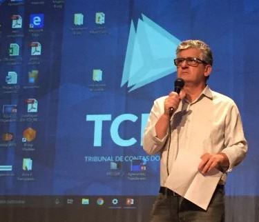 O prefeito de Jacarezinho, Sérgio Emygdio de Faria, presidente da Associação dos Municípios do Norte Pioneiro (Amunorpi), na abertura do seminário Atos de Pessoal, promovido pelo TCE-PR. Foto: Divulgação TCE-PR
