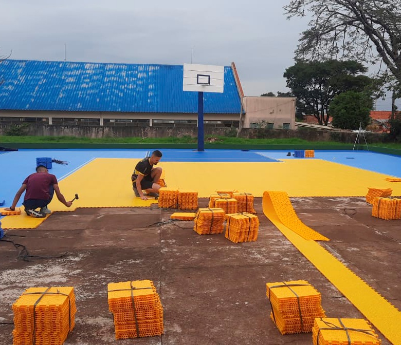 Instalação de piso modular resistente a impacto, em quadra esportiva de escola estadual no município de Jandaia do Sul (Norte do Paraná). Foto: Fundepar/Divulgação