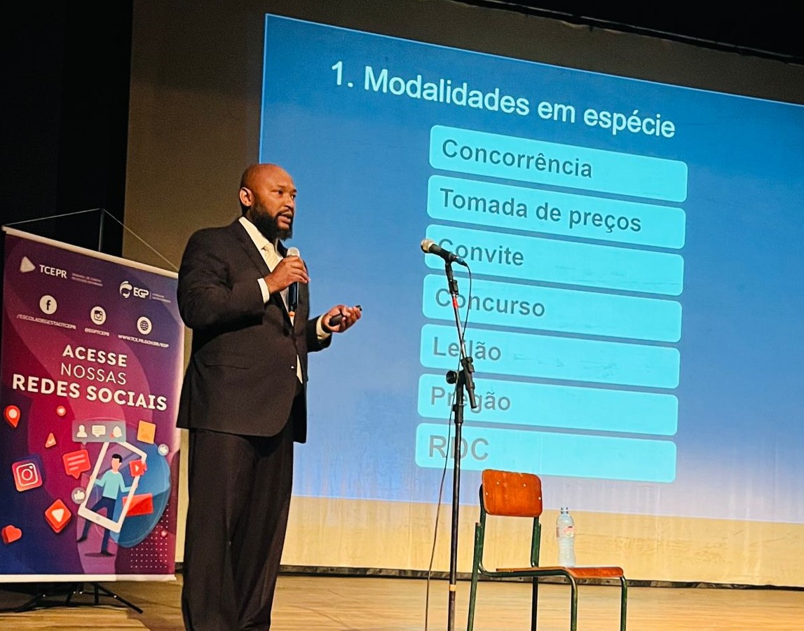 O auditor de controle externo do TCE-PR Ivano Rangel durante palestra no curso sobre pontos polêmicos da Nova Lei de Licitações e Contratos, realizado em Jacarezinho. Foto: Divulgação/TCE-PR