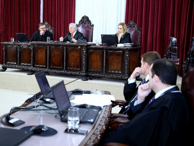 O conselheiro Nestor Baptista relata processo em sessão da Primeira Câmara do TCE-PR, da qual é presidente. Foto: Wagner Araújo/Divulgação TCE-PR