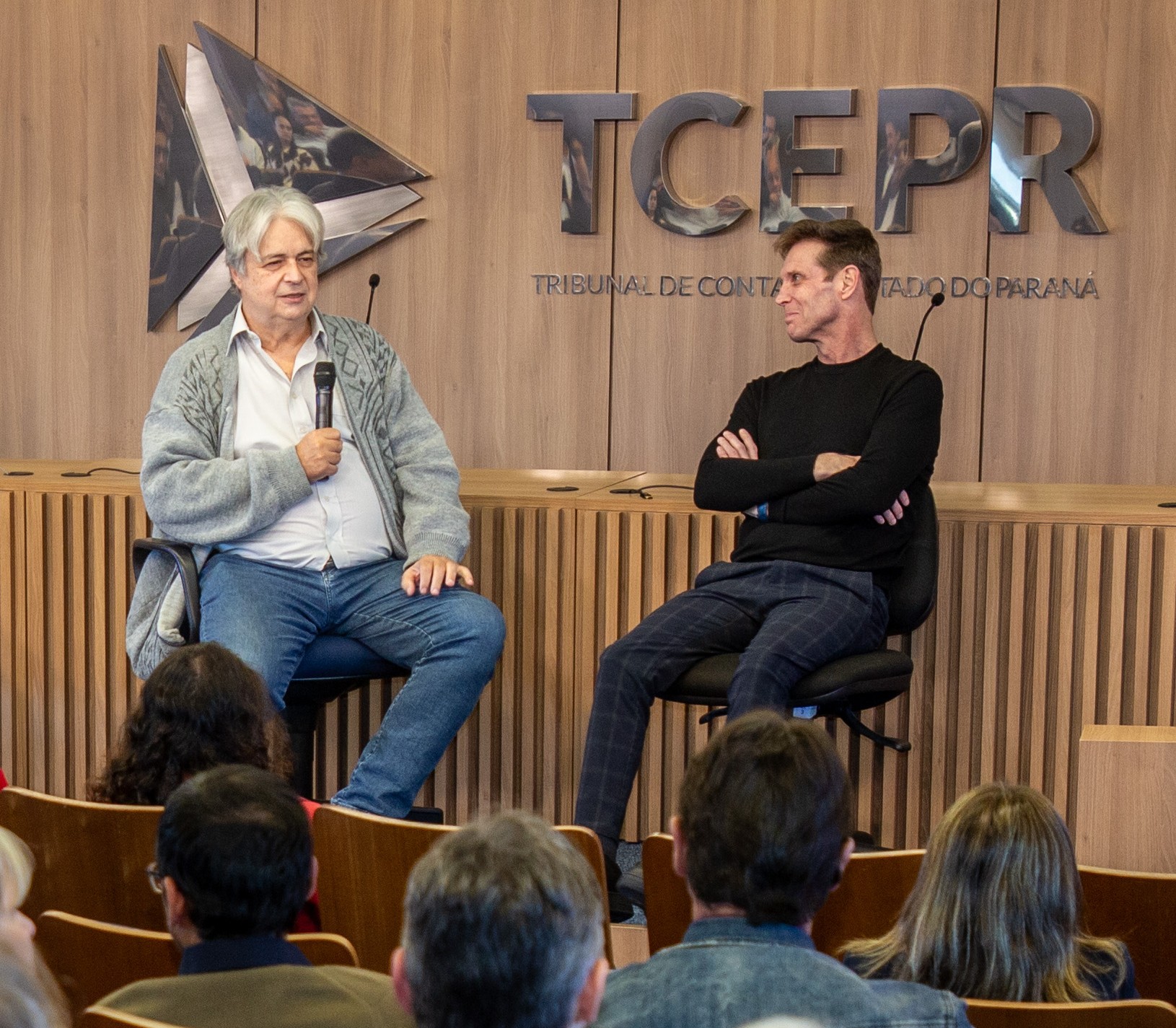 Os conselheiros Maurício Requião e Fabio Camargo durante Painel de Referência com a sociedade sobre as contas do governador paranense de 2024, realizada no auditório do Tribunal de Contas do Estado do Paraná (TCE-PR) em 29 de maio de 2025