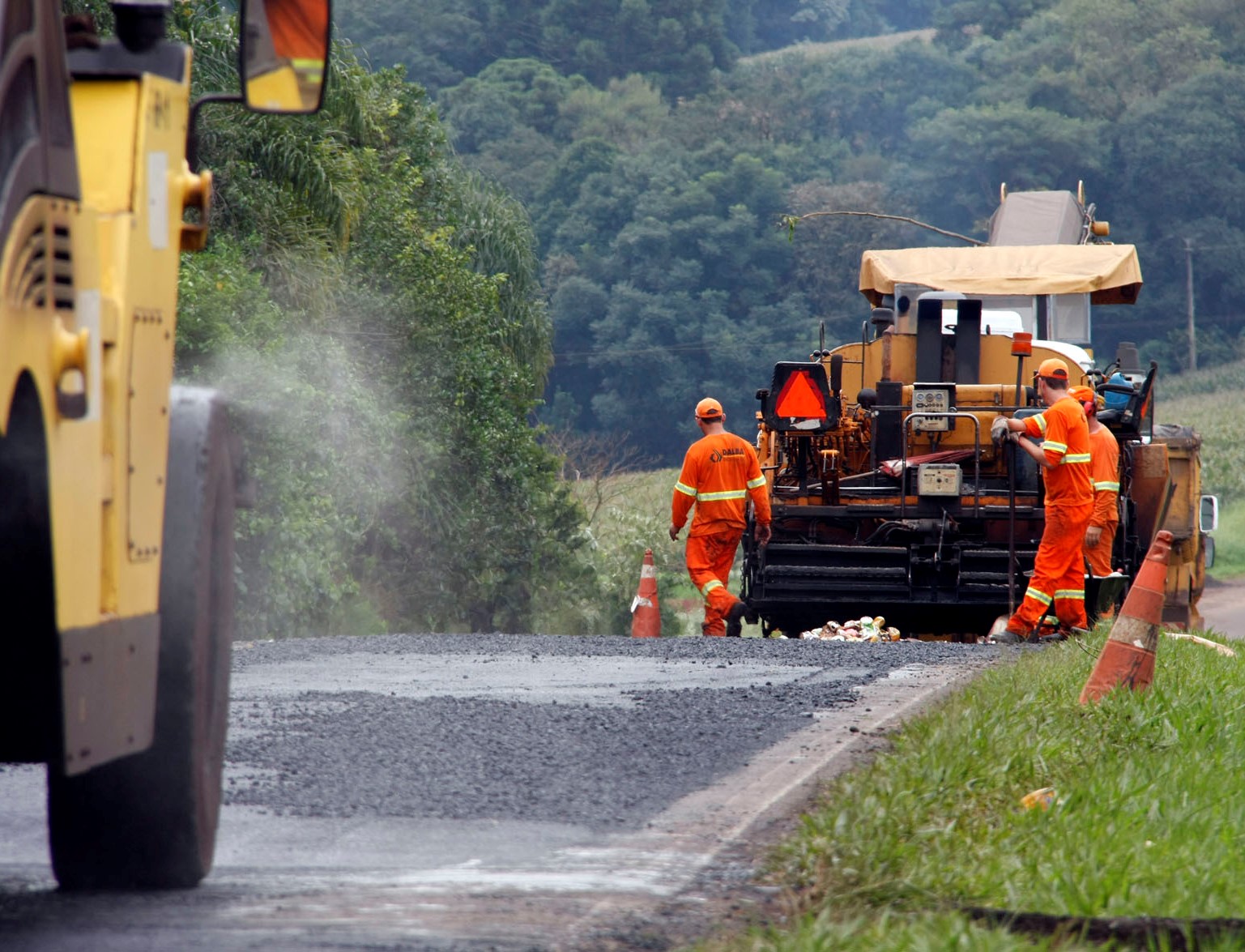 Obras na PR-566, no Sudoeste do Estado, realizadas por empreiteira contratada pelo Departamento de Estradas de Rodagem (DER-PR). Foto: Jorge Woll/Divulgação DER-PR
